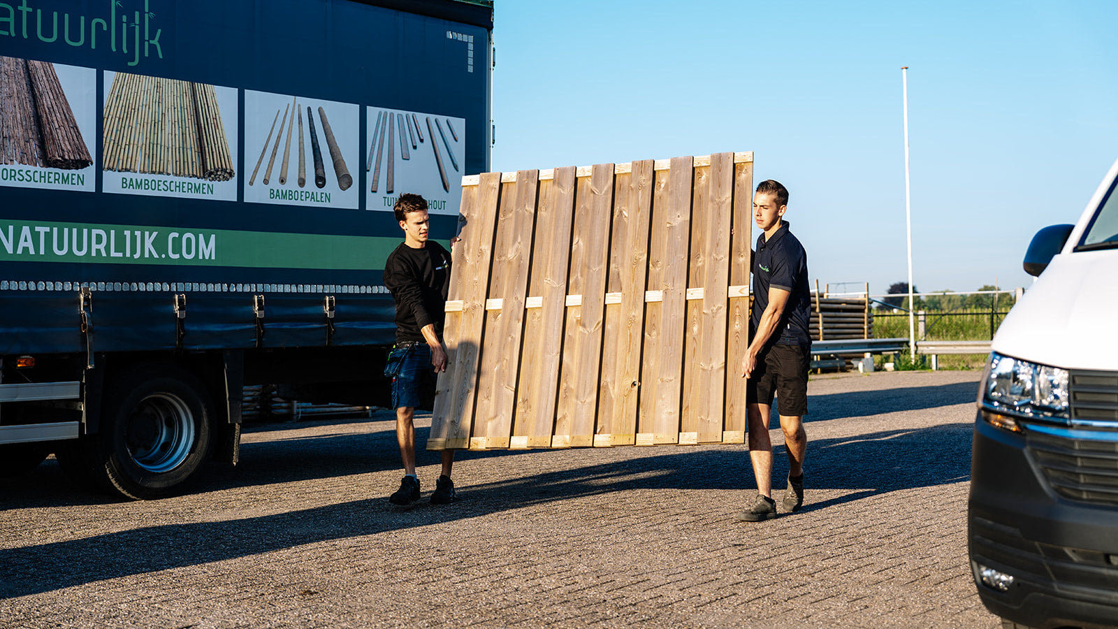 Bamboe schutting vs. houten schutting: Wat past beter bij jouw tuin?