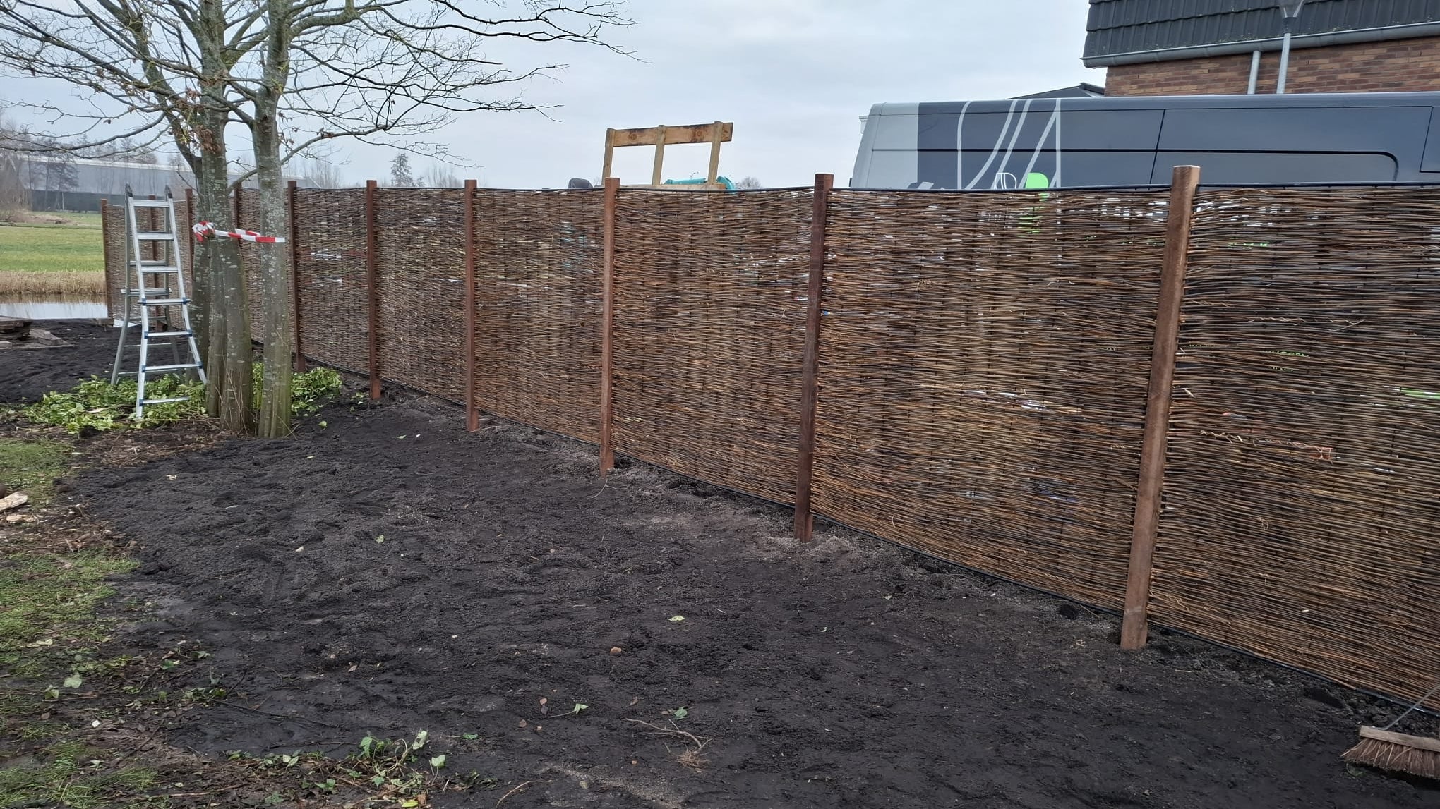 Natuurlijke vs hout-beton schutting
