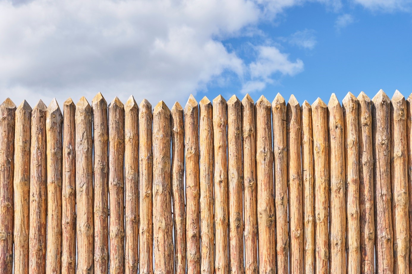 Houten palen onder blauwe lucht