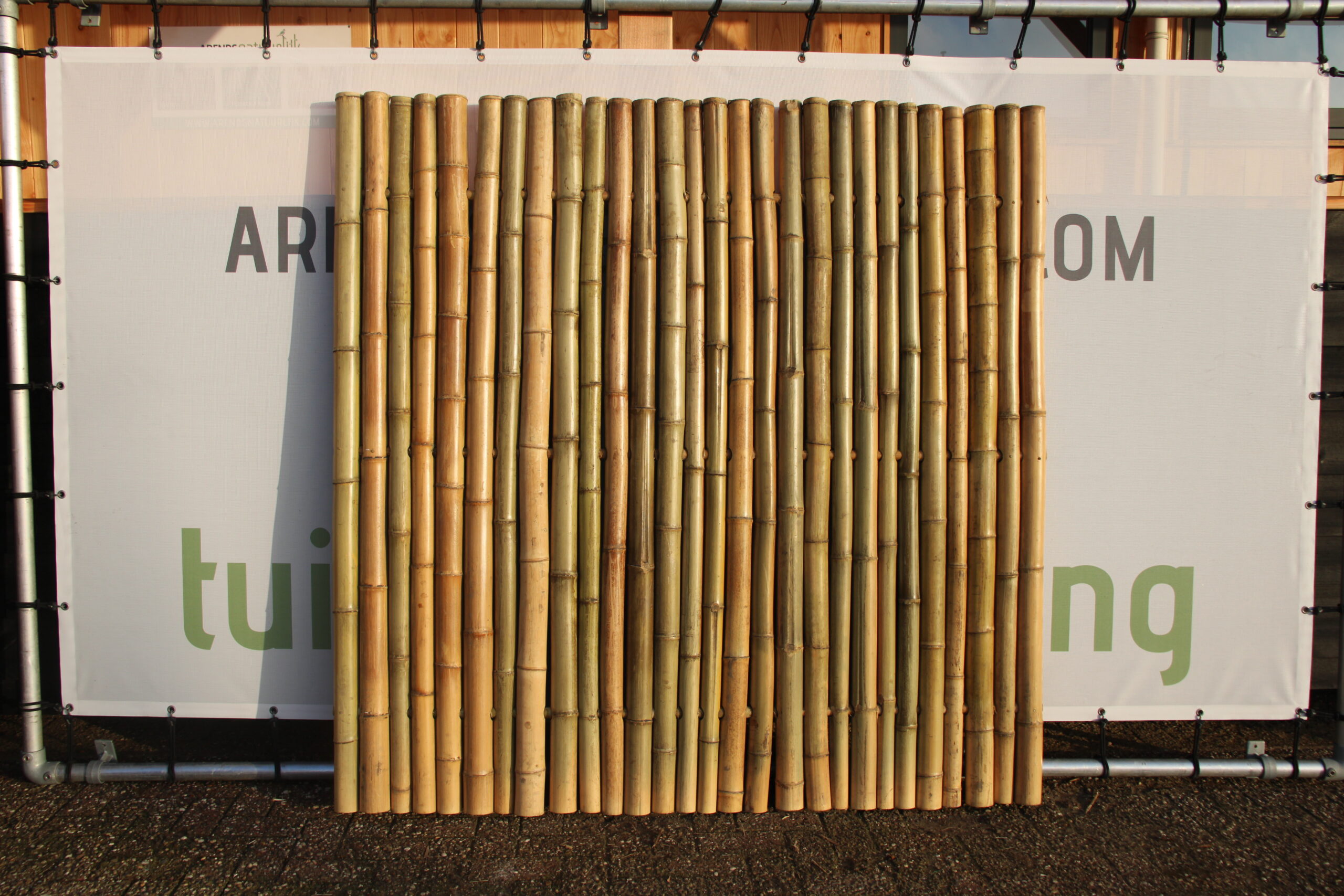 Natuurlijke tuinafscheiding met een bamboe schutting