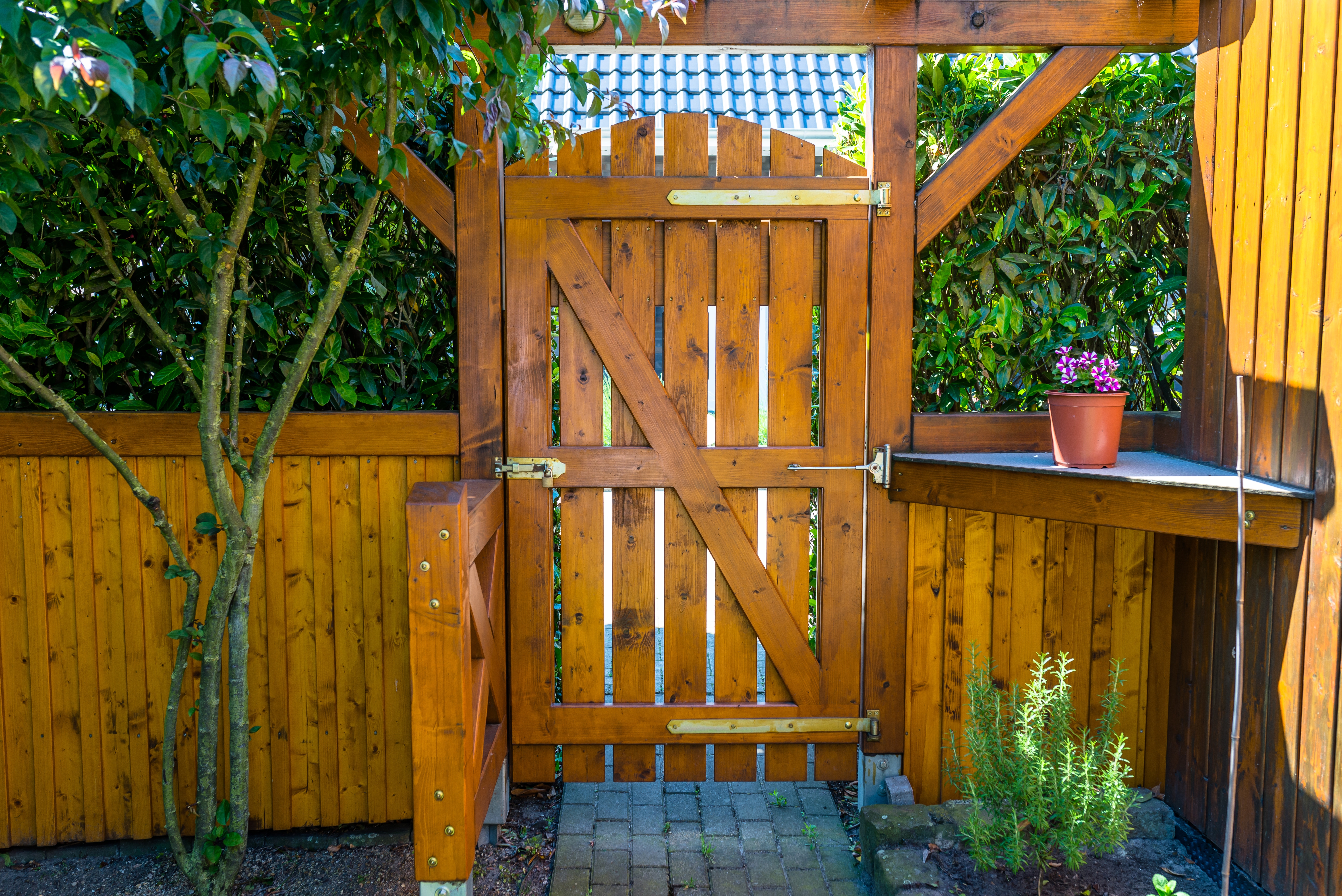 Houten schuttingdeur in een tuin